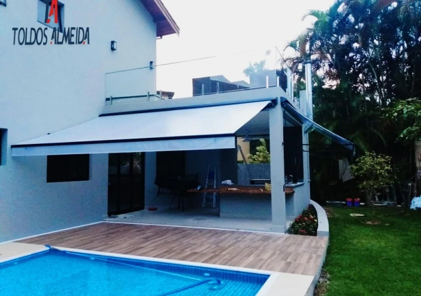 Sua Casa mais bonita com um belíssimo toldo articulado em Riviera de São Lourenço SP